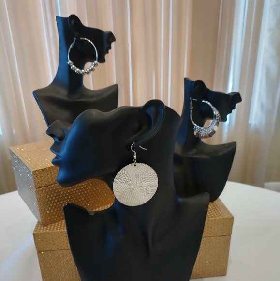 I have a variety of earrings that I'm selling for $5 to make room for more inven - Picture 3 of 10